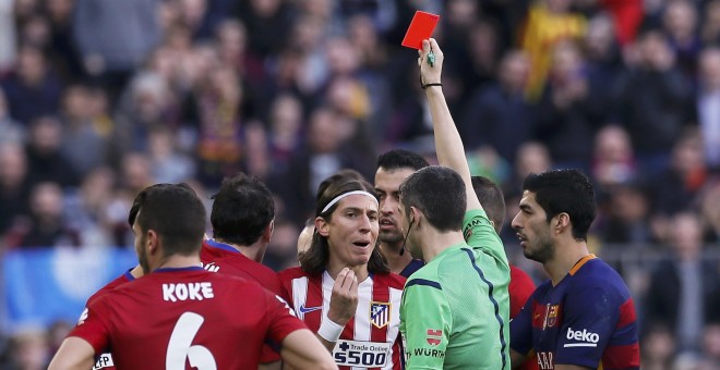 El árbitro muestra la tarjeta roja directa a Filipe Luis.- REUTERS
