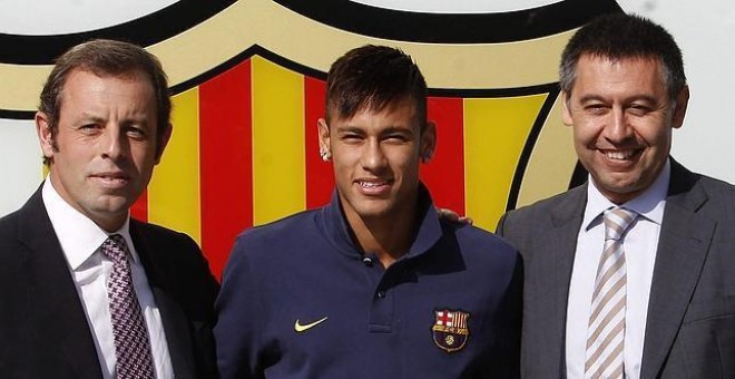 Neymar, entre Rosell y Bartomeu./EFE