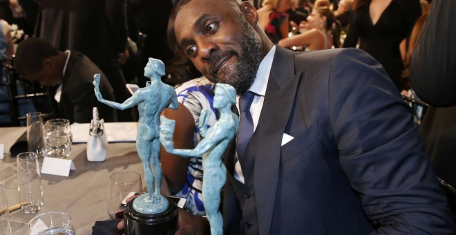El actor británico Idris Elba, en su mesa con los dos premios del Sindicato de Actores de EEUU. REUTERS/Lucy Nicholson