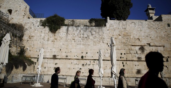Un grupo de turistas pasa por el Muro de las Lamentaciones. REUTERS/Amir Cohen