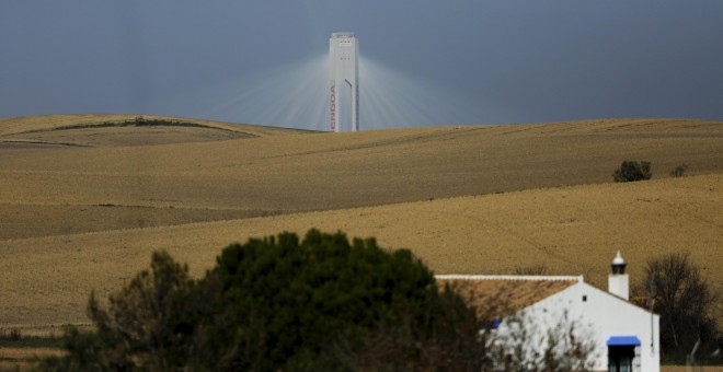 Torre de la planta solar Sólucar, de Abengoa, en Sanlucar la Mayor, cerca de Sevilla. REUTERS