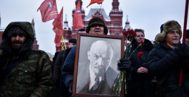 Miembros del Partido Comunista ruso durante una marcha en conmemoración del 92 aniversario de la muerte de Lenin en Moscú. - AFP