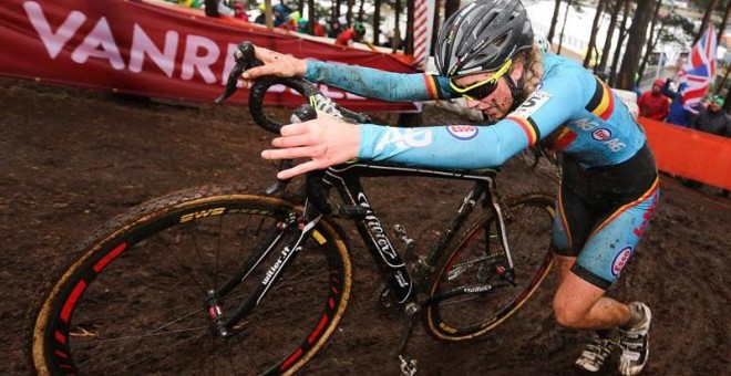 La belga Van den Driessche, en pleno esfuerzo durante el Mundial de Zolder./EFE