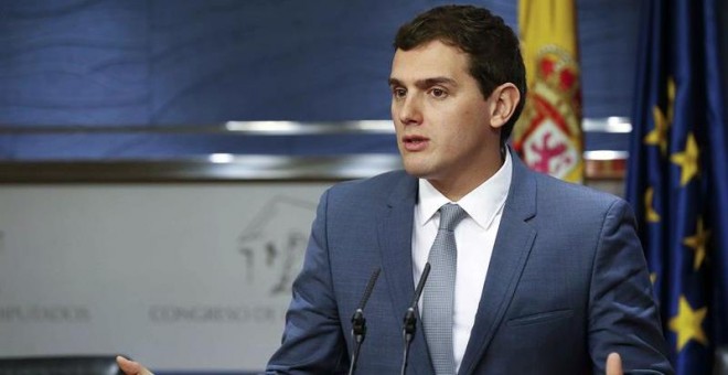 El presidente de Ciudadanos, Albert Rivera, durante la rueda de prensa que ha ofrecido en el Congreso tras entrevistarse durante más de una hora con el rey Felipe VI en el Palacio de la Zarzuela./ EFE