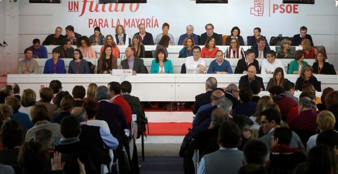 El secretario general del PSOE, Pedro Sánchez (5d), y los miembros de su Ejecutiva durante la reunión del Comité Federal hoy en Madrid, una cita determinante para ver su margen de negociación para intentar conformar una mayoría de gobierno, en el que se d