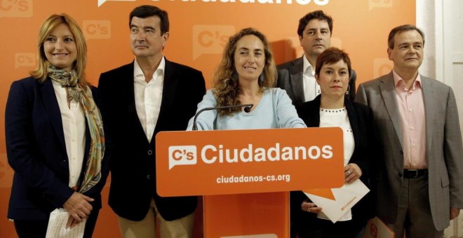 Emigdio Tormo (2d) y Carolina Punset, junto a otros líderes de Ciudadanos Valencia. EFE