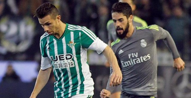 Rubén Castro controla un balón ante Isco en el Betis-Real Madrid de hace dos jornadas. /EFE