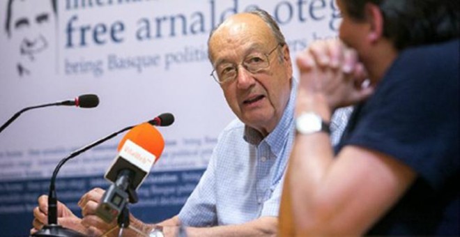 August Gil Matamala junto a Gabriela Serra, en un acto en Barcelona por la libertad de Otegi.