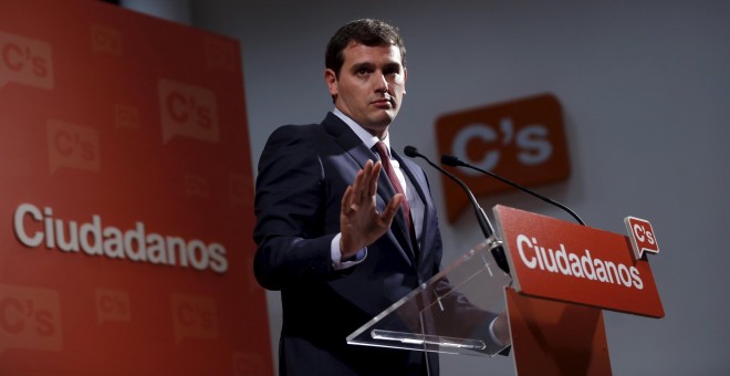 El líder de Ciudadanos, Albert Rivera, gesticula durante la reuda de prensa que ha ofrecido este martes en la sede del partido en Madrid. REUTERS/Susana Vera