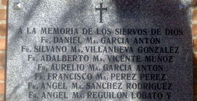 Placa en recuerdo de los ocho carmelitas fusilados que retiró ayer el Ayuntamiento de Madrid y que ha vuelto a reponer hoy.- EP