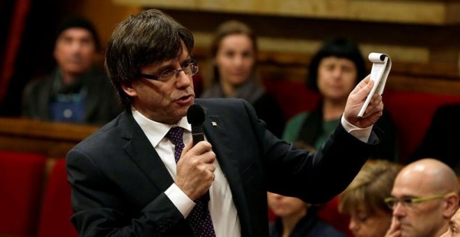 El presidente de la Generalitat, Carles Puigdemont, responde a una pregunta durante la primera sesión de control al nuevo gobierno catalán que se celebra en el Parlament de Catalunya./ EFE