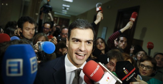 El líder del PSOE, Pedro Sánchez, en los pasillos del Congreso de los Diputados.-REUTERS