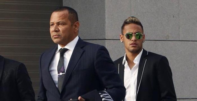 Neymar llegando ayer junto a su padre a la Audiencia Nacional. /EFE