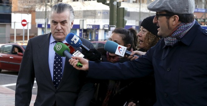 El extesorero del PP Luis Barcenas asu llegada al juzgado de Madrid para declarar sobre el borrado de los discos duros de sus ordenadores  en el PP. REUTERS/Andrea Comas