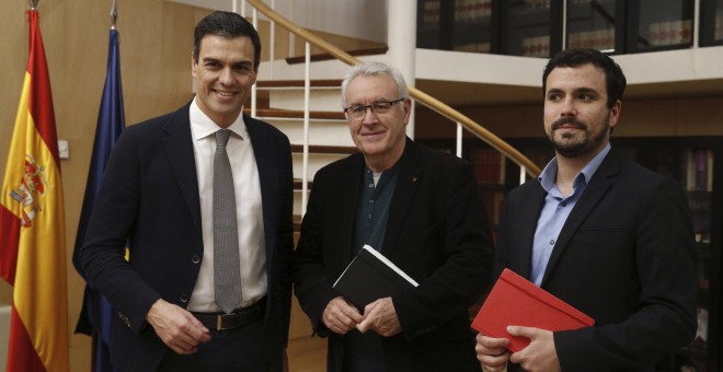 El líder del PSOE y candidato a la Presidencia del Gobierno, Pedro Sánchez, durante la reunión que ha mantenido con los diputados de Izquierda Unida, Cayo Lara y Alberto Garzón. EFE/Kiko Huesca