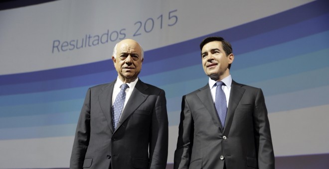 El presidente del BBVA,Francisco Gonzalez ,y el consejero delegado, Carlos Torres Viladura, poco antes de la rueda de prensa par presentar los resultados anuales de la entidad. EFE/Javier Lizón