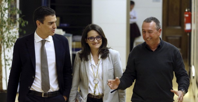 El líder del PSOE y candidato a la Presidencia del Gobierno, Pedro Sánchez, al inicio de la reunión que ha mantenido con los representantes de Compromís, la portavoz y vicepresidenta del Gobierno valenciano, Mónica Oltra, y el diputado Joan Baldoví, dentr