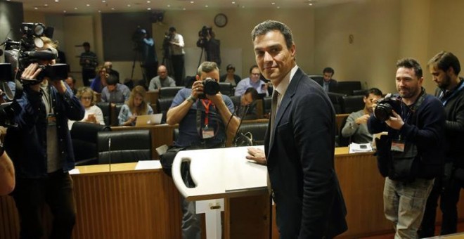 El líder del PSOE y candidato a la Presidencia del Gobierno, Pedro Sánchez, al comienzo de la rueda de prensa que ha ofrecido hoy en el Congreso al finalizar los primeros contactos con los diferentes portavoces parlamentarios, después de ser propuesto aye