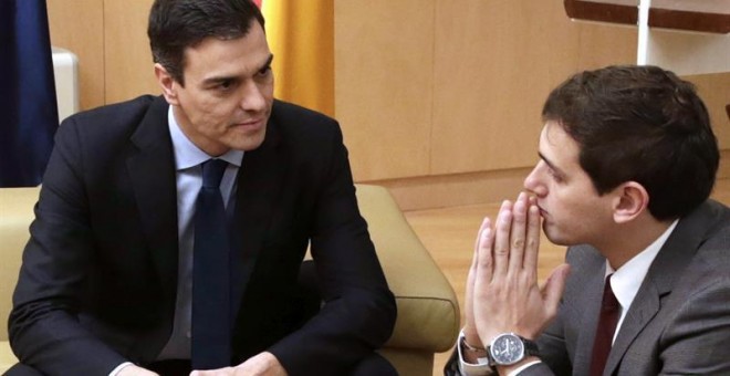 El secretario general del PSOE, Pedro Sánchez, y el presidente de Ciudadanos, Albert Rivera, en un momento de la primera reunión que han mantenido para negociar un posible pacto de investidura. EFE
