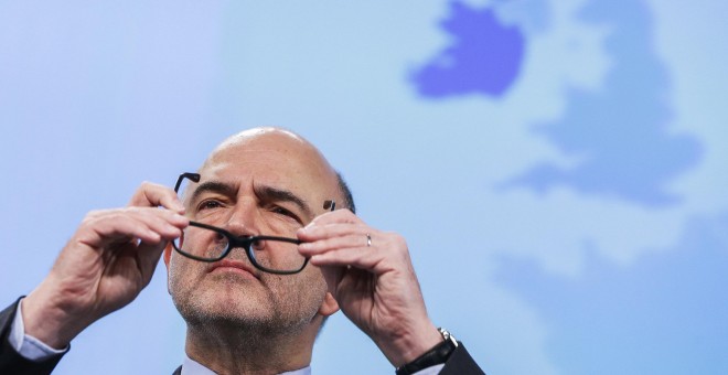 Pierre Moscovici, comisario europeo de Asuntos Económicos y Financieros, presenta las previsiones económicas de invierno de la UE durante una rueda de prensa en la sede de la Comisión Europea en Bruselas, Bélgica 4 de febrero de 2016. REUTERS / Yves Herma