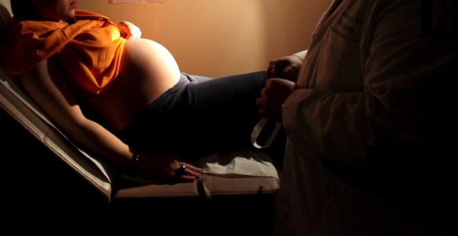 Una mujer puertorriqueña embarazada, durante una chequeo en un centro de salud durante la epidemia de Zika.- REUTERS / Alvin Baez
