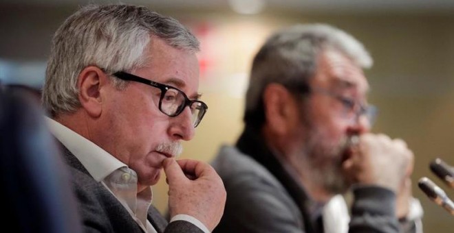 El secretario general de CCOO, Ignacio Fernández Toxo, junto al líder de UGT, Cándido Méndez. / EMILIO NARANJO (EFE)