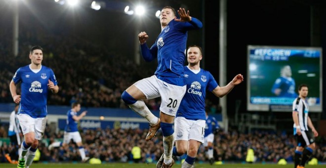 Everton y Newcastle, dos de los equipos ingleses que más se han gastado, se midieron ayer en Goodison Park. /REUTERS