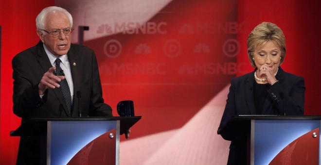 Bernie Sanders y Hillary Clinton gesticulan durante el debate en la Universidad de New Hampshire. - REUTERS