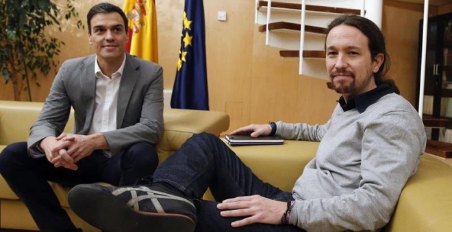 El líder del PSOE, Pedro Sánchez (i), se ha reunido hoy, en el Congreso de los Diputados, con el secretario general de Podemos, Pablo Iglesias (d). /EFE