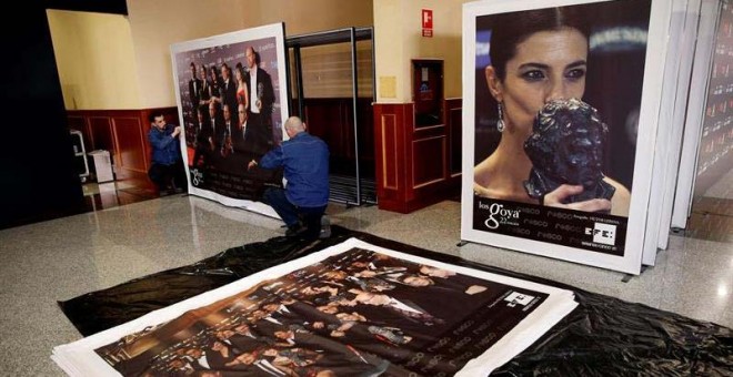 Varios operadores colocan las 30 fotografías con las que la Agencia Efe arropará este año los pasillos del hotel Marriott Auditorium de Madrid, donde se celebra la gala del 30 aniversario de los premios Goya. / EFE
