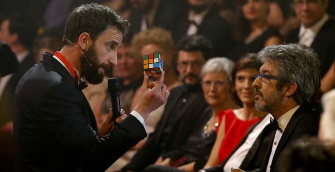Una vez empezada la gala, Dani Rovira, el presentador, empezó a hacer de las suyas. Aquí le vemos bromeando con Ricardo Darín, cubo de Rubik por medio. / BALLESTEROS (EFE)