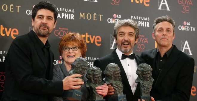 El realizador Cesc Gay, la productora Marta Esteban, el actor argentino Ricardo Darín y el guionista Tomás Aragay, posan con los Goyas conseguidos por sus trabajos en la película 'Truman', durante la ceremonia de la 30 edición de los Premios Goya, que ent