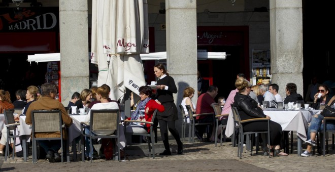 Un camarero atiende unas mesas en el centro de Madrid. REUTERS