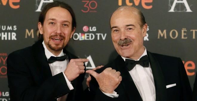 El presidente de la Academia de Cine, Antonio Resines, y el líder de Podemos, Pablo Iglesias, a su llegada a la ceremonia de la 30 edición de los Premios Goya, que entrega la Academia de Cine, celebrada esta noche en el Hotel Auditorium de Madrid. EFE/Jua