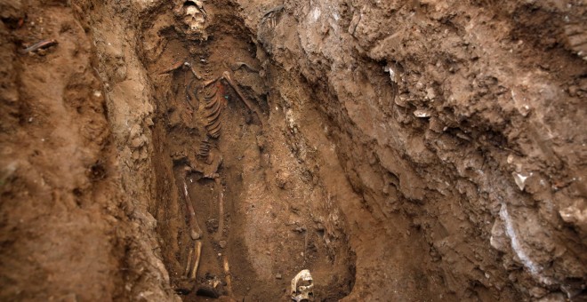 La fosa del cementerio de Guadalajara que ha exhumado la ARMH por orden de la Justicia de Argentina.- REUTERS