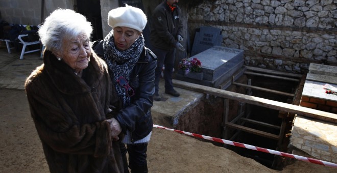 Ascensión Mendieta, la mujer que ha conseguido abrir la fosa de su padre.- REUTERS