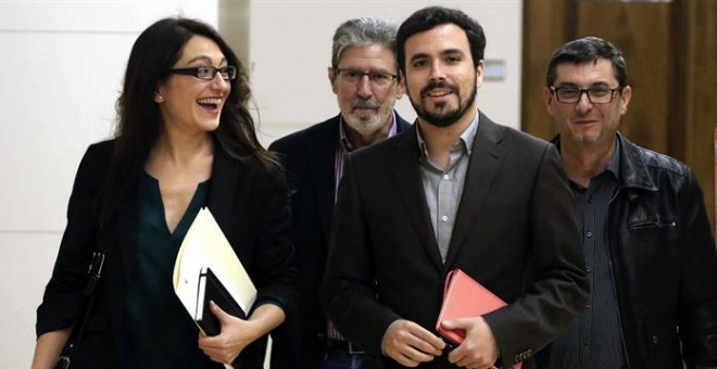 Alberto Garzón (d, primera fila) llega con los miembros del equipo negociador de IU-Unidad Popular a la primera reunión que han mantenido hoy en el Congreso con el equipo negociador del PSOE para avanzar en la formación de un gobierno. EFE/Javier Lizón