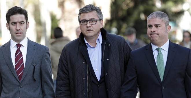 El concejal del grupo popular en el Ayuntamiento de Valencia, Cristóbal Grau (c), a su llegada a la Ciudad de la Justicia para declarar como investigados (imputados) por un supuesto delito de blanqueo ante el titular del Juzgado de Instrucción número 18 d