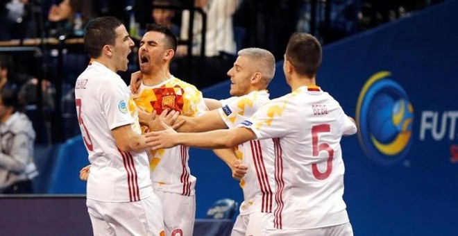 Los jugadores españoles celebran un gol ante Portugal en el Europeo. EFE/FEF