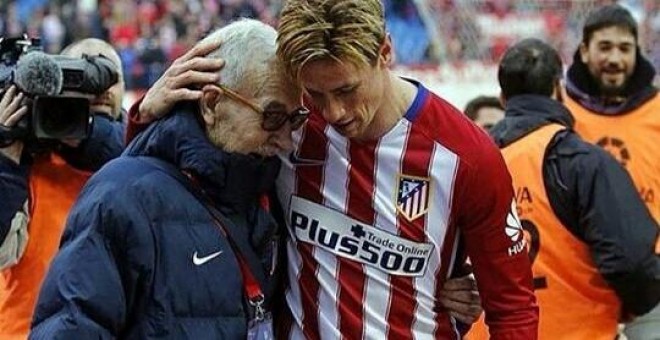 Fernando Torres abraza a Manolo Briñas tras marcar su gol 100. /INSTAGRAM