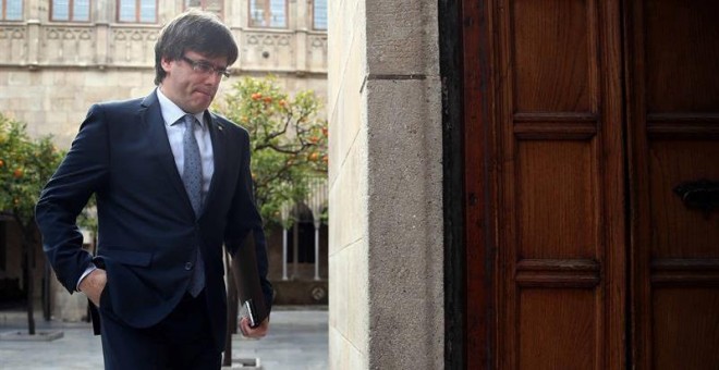 El presidente de la Generalitat, Carles Puigdemont, a su llegada a la reunión semanal del ejecutivo catalán que este martes ha acordado la elaboración, en un plazo de dos meses, de un plan de acción en defensa del proceso independentista y el fortalecimie