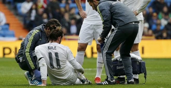 Gareth Bale es atendido por los servicios médicos del Real Madrid contra el Sporting. /REUTERS