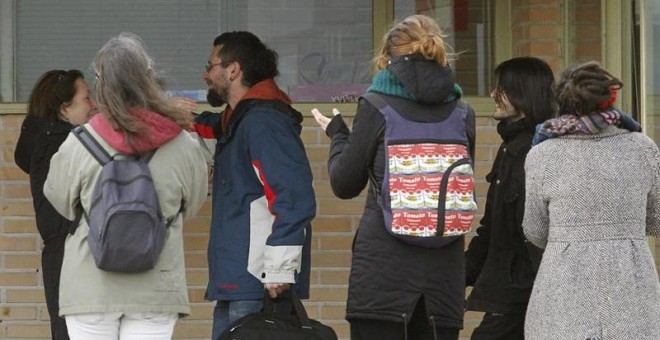 Raúl García Pérez y Alfonso Lázaro de la Torre, los dos titiriteros encarcelados desde el pasado sábado acusados de ensalzar a ETA y Al Qaeda en un espectáculo de carnaval celebrado en Madrid, son recibidos por varias personas a su salida este miércoles d