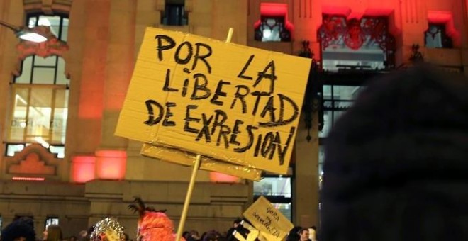 Imagen de la concentración en apoyo a los titiriteros en Madrid. EFE/J.P.Gandul