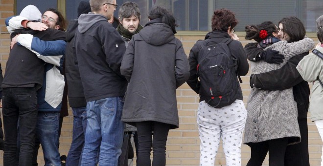 Alfonso Lázaro de la Torre, de 29, uno de los dos titiriteros encarcelados desde el pasado sábado acusados de ensalzar a ETA y Al Qaeda en un espectáculo de carnaval celebrado en Madrid, a su salida de la cárcel de Soto del Real (Madrid).- EFE