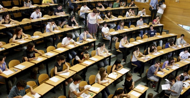 Estudiantes en un aula universitaria.-EFE