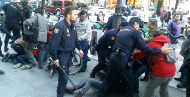 Carga policial en una sucursal de Bankia de Madrid, tras la ocupación de activistas de la PAH. TWITTER