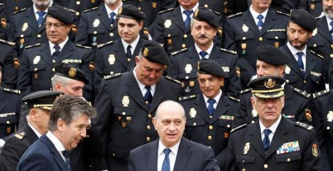 Jorge Fernández Díaz, junto al director de la Policía, Ignacio Cosidó, en el 40 aniversario de los TEDAX. / EFE