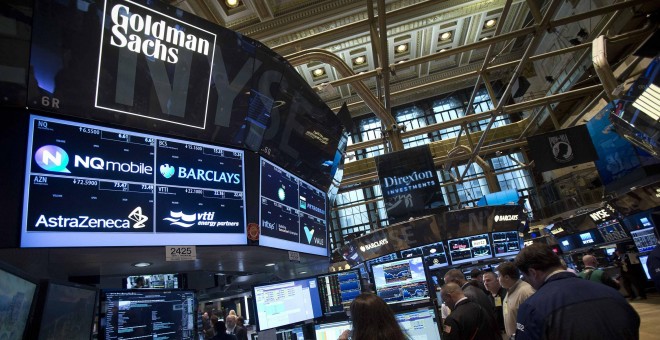 El logo de Goldman Sachs en los monitores del patio de negociación de la  bolsa de Wall Street. REUTERS