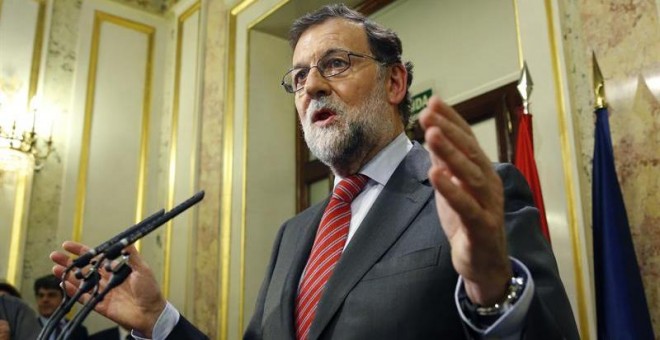 El presidente del Gobierno en funciones, Mariano Rajoy, durante su comparecencia antes los medios tras la runión que ha mantenido esta tarde en el Congreso de los Diputados con el secretario general del PSOE, Pedro Sánchez. EFE/Mariscal